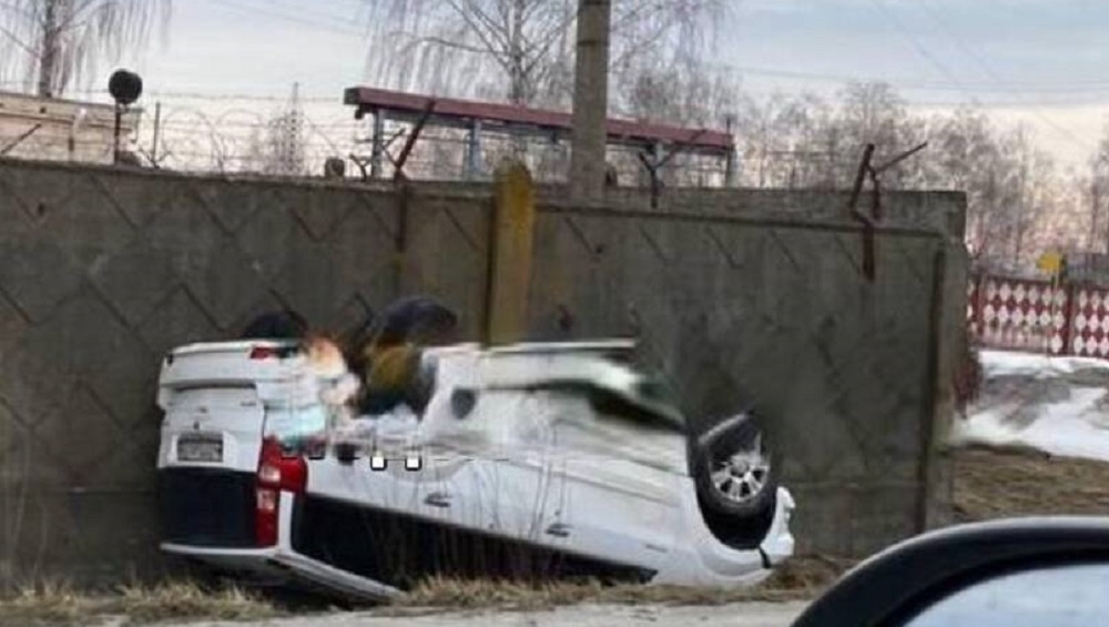 В брянском посёлке Бордовичи утром 26 февраля перевернулся легковой автомобиль