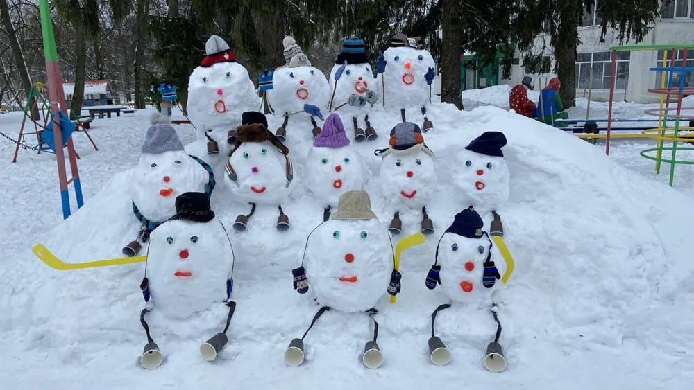 Брянские сказочницы лепят снежных героев на конкурс