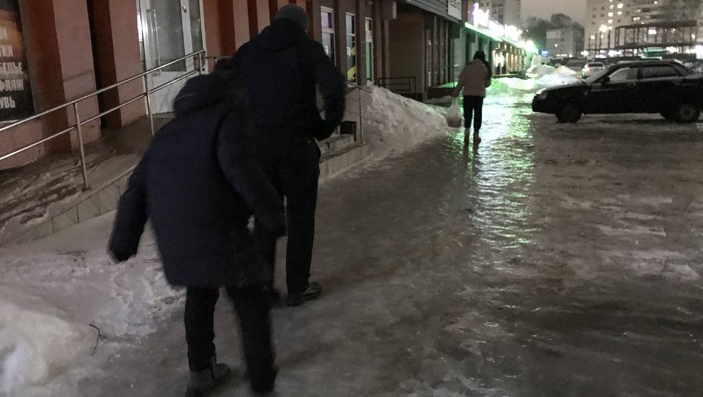 В Брянске после дождя вечером 11 февраля начался ледяной ужас
