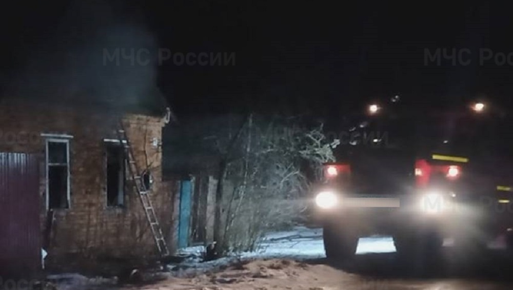 В Новозыбкове Брянской области при ночном пожаре в дачном доме пострадал человек