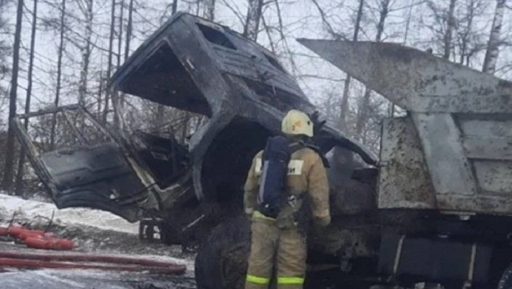 Под Брянском утром 3 февраля на трассе сгорел грузовик КамАЗ