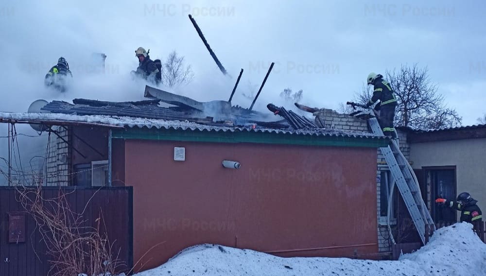 В Бежицком районе Брянска утром 2 февраля потушили горевший дом на улице Плеханова