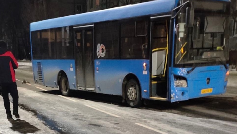 В Брянске на улице Молодой Гвардии столкнулись легковой автомобиль и автобус