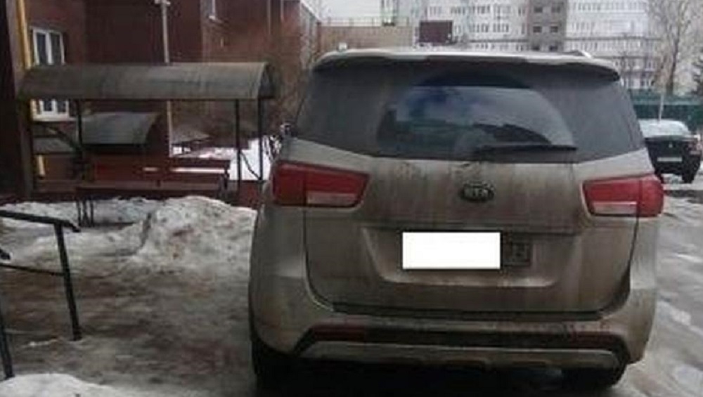 В Брянске автомобилиста оштрафовали за парковку на тротуаре возле дома