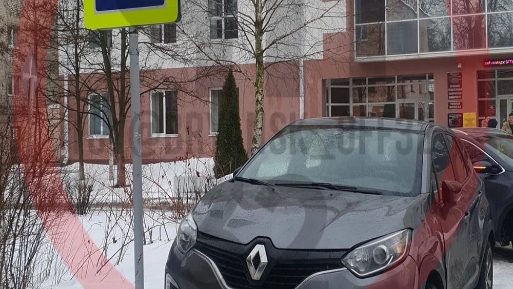 В Брянске водителя Renault оштрафовали за парковку на переходе