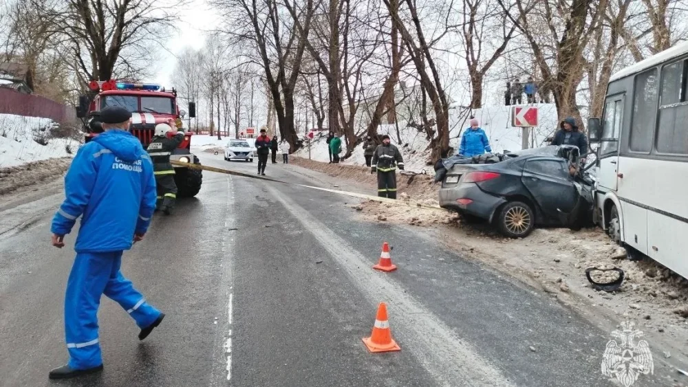 Появились фото с места жуткой аварии в Брянской области с двумя погибшими