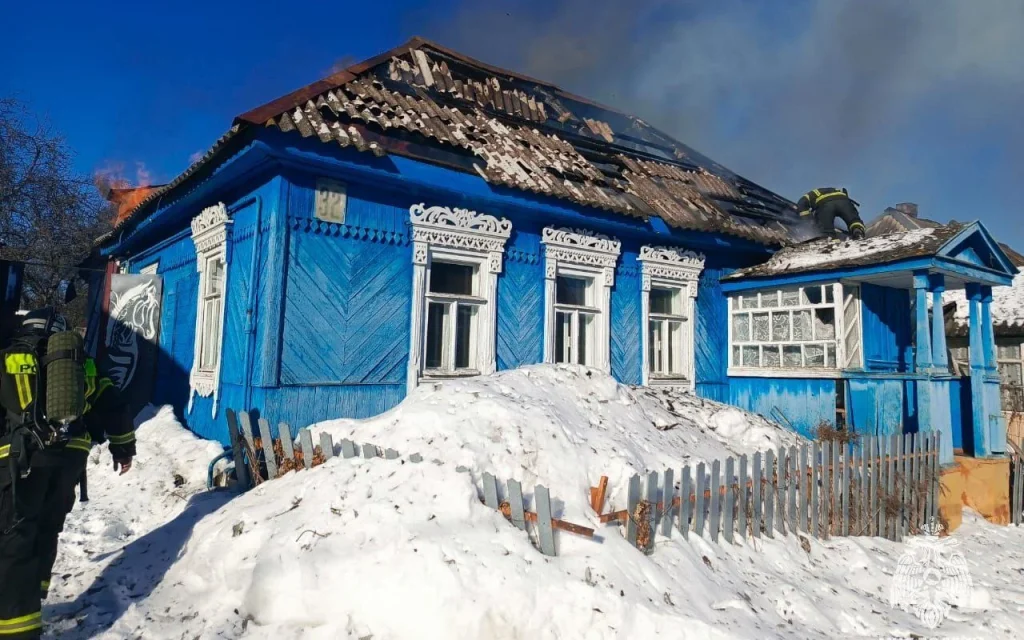 Под Брянском сгорел красивый дом с наличниками
