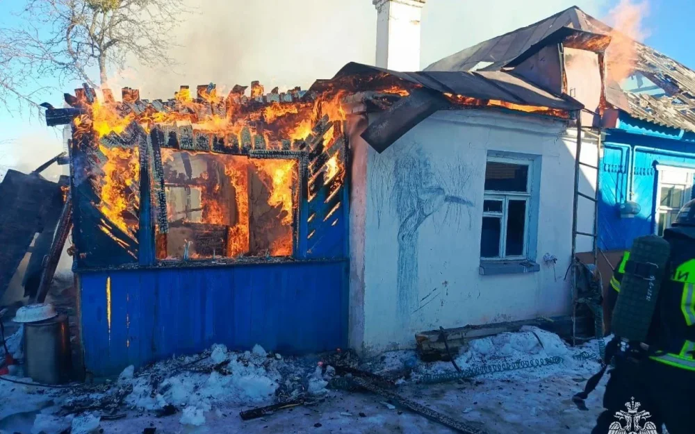 Под Брянском сгорел красивый дом с наличниками