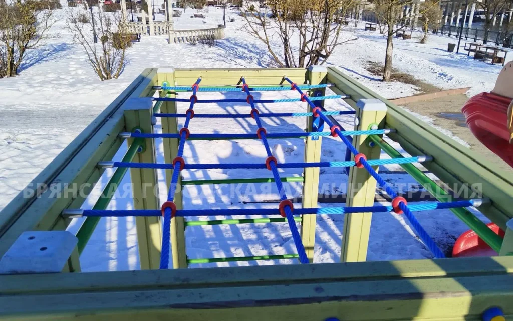 В Брянске на набережной завершили ремонт игровой площадки