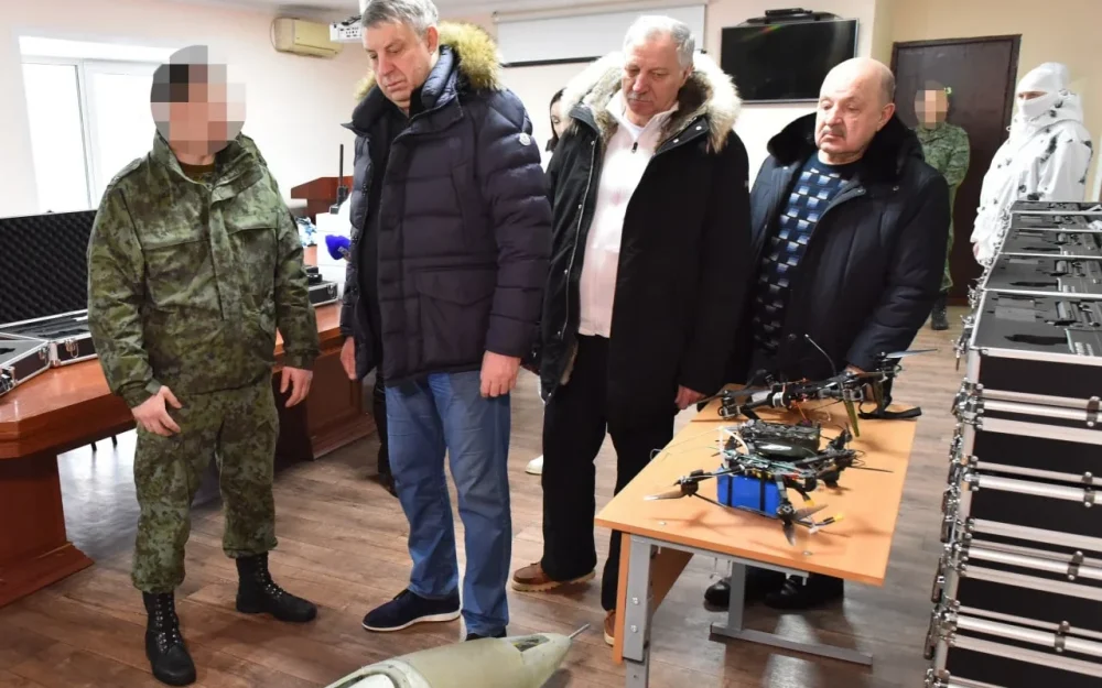 Брянский губернатор передал пограничникам антидроновые ружья и радиостанции