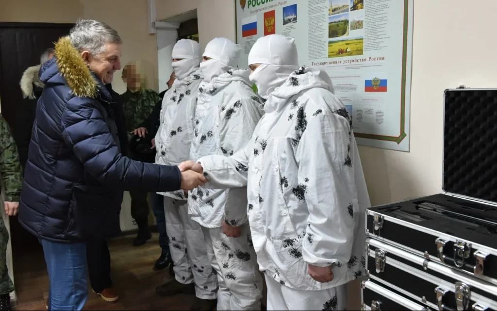 Брянский губернатор передал пограничникам антидроновые ружья и радиостанции