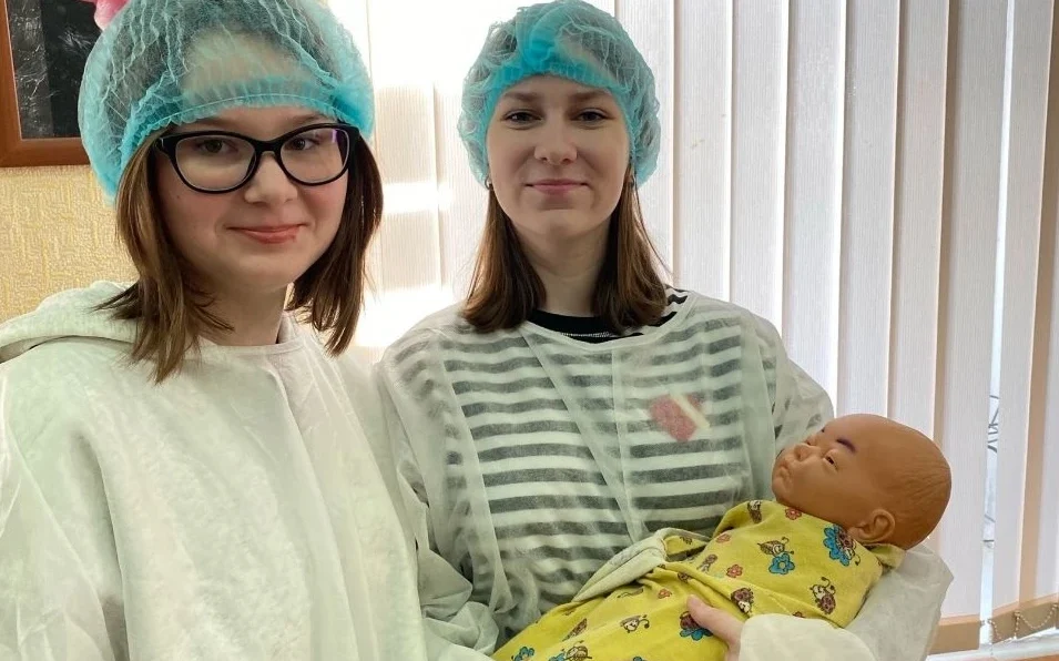 В Брянске школьников научили пеленать новорожденных