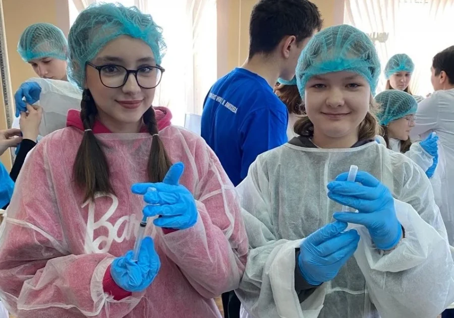 В Брянске школьников научили пеленать новорожденных