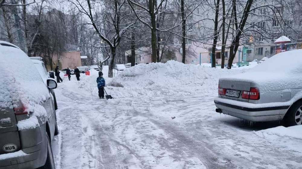 В Брянске на уборку снега вышел дворник со своими детьми 8 и 11 лет