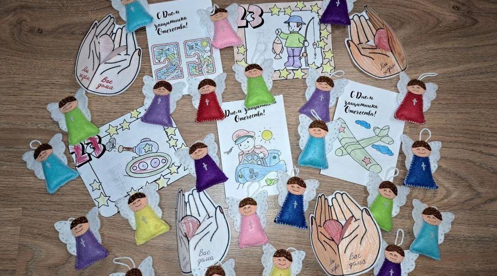 В Выгоничах молодая учительница изготовила обереги для участников СВО