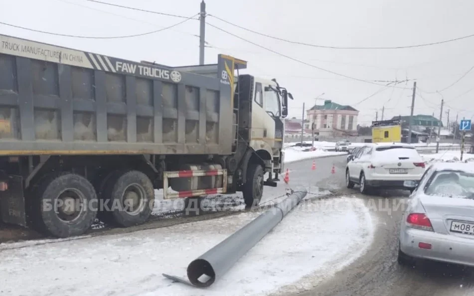 В Брянске возле «Аэропарка» грузовик оборвал провода и повалил столб