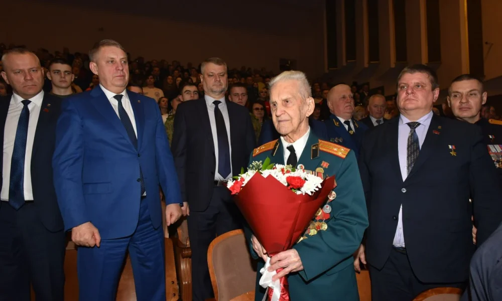 Брянский губернатор поздравил с праздником защитников Отечества