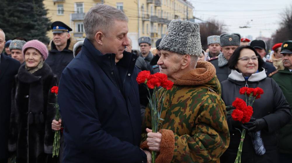 Александр Богомаз возложил венок к воинскому мемориалу освободителей Брянска