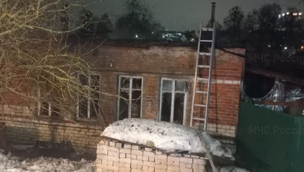 В Брянске утром 24 февраля сгорел жилой дом в переулке Дальнем – пострадал человек