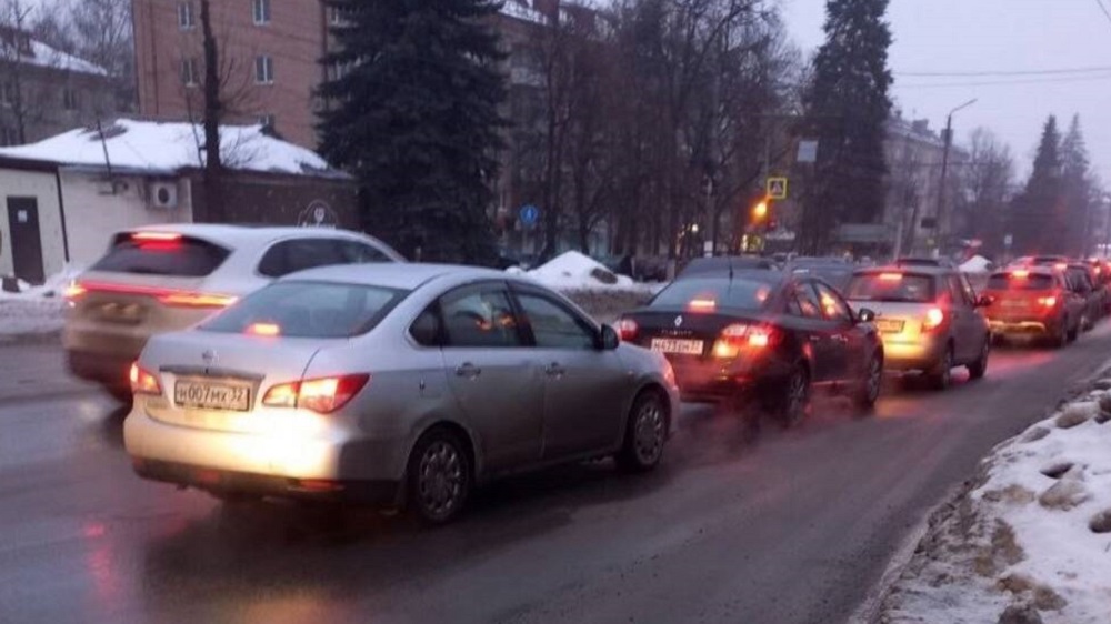 В Брянске утром 1 февраля на улице Красноармейской образовалась внушительная пробка
