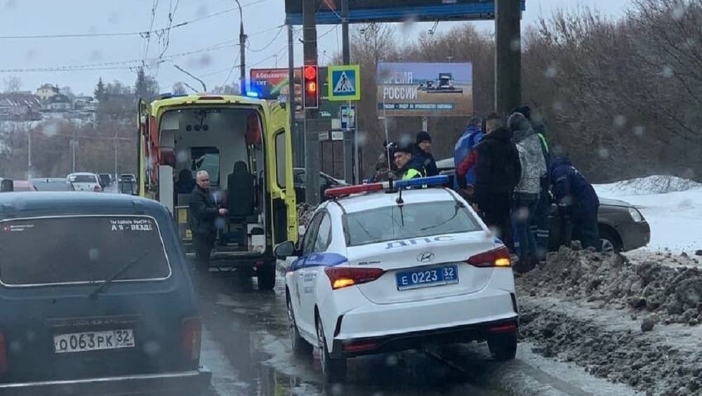 В Брянске на проспекте Московском разбилась легковушка – водитель попал в реанимацию