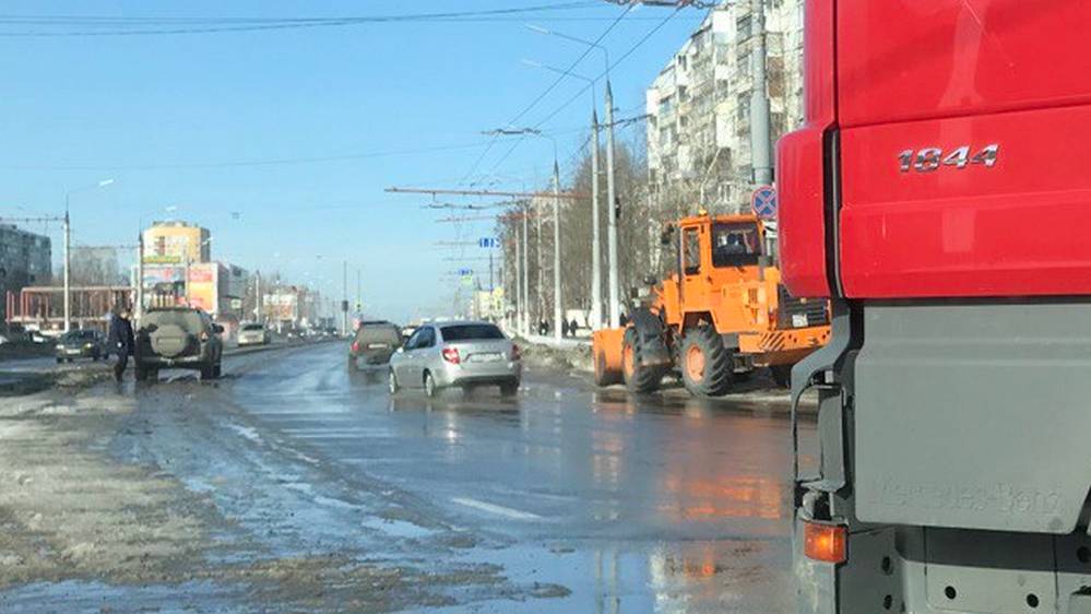 В Брянске у «Самолёта» легковушка и грузовик столкнулись по правилам безграмотности