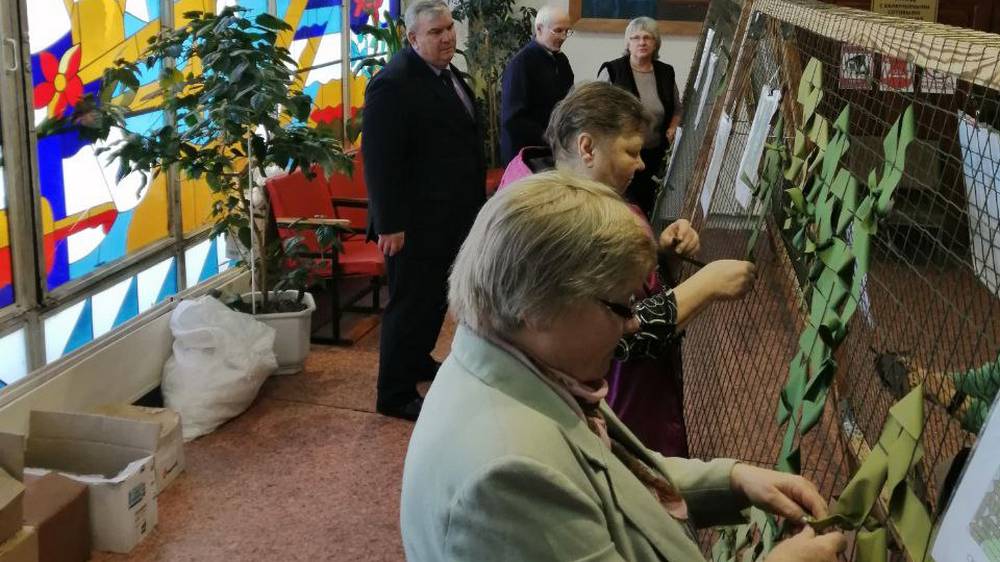 Глава Брасовского района встретился с плетущими масксети для участников СВО мастерицами
