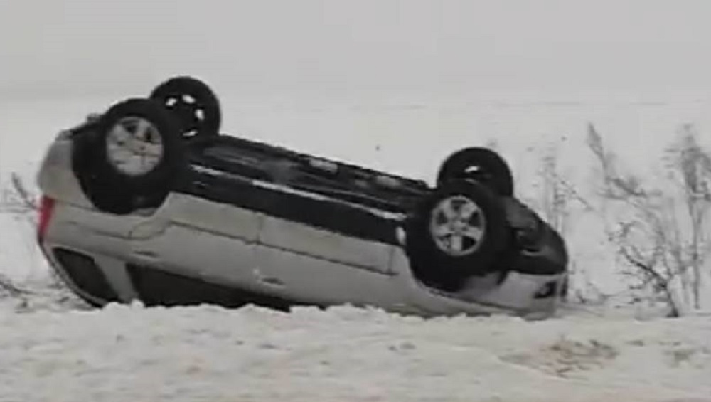 В Брасовском районе Брянской области на скользкой трассе перевернулся легковой автомобиль