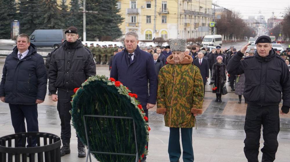 Александр Богомаз возложил венок к воинскому мемориалу освободителей Брянска