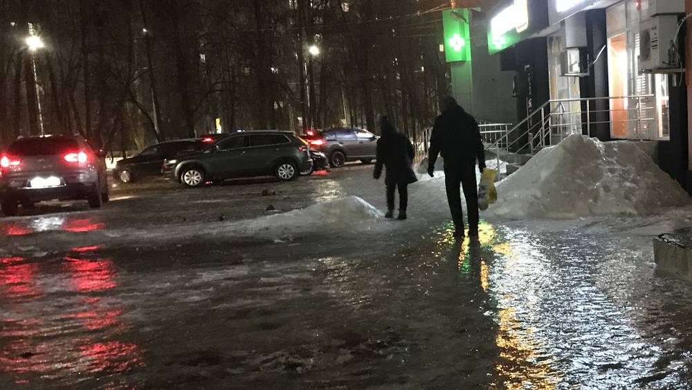 В Брянске после дождя вечером 11 февраля посыпались жалобы на ледяной ужас