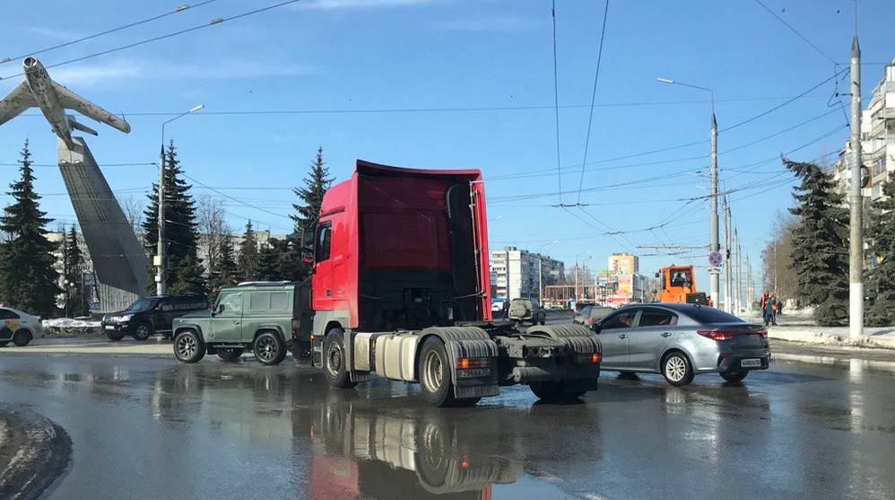 В Брянске у «Самолёта» легковушка и грузовик столкнулись по правилам безграмотности