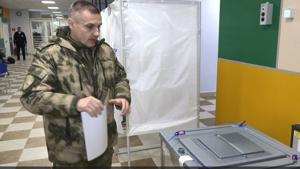 В Брянске Герой России Андрей Фроленков проголосовал на выборах президента РФ