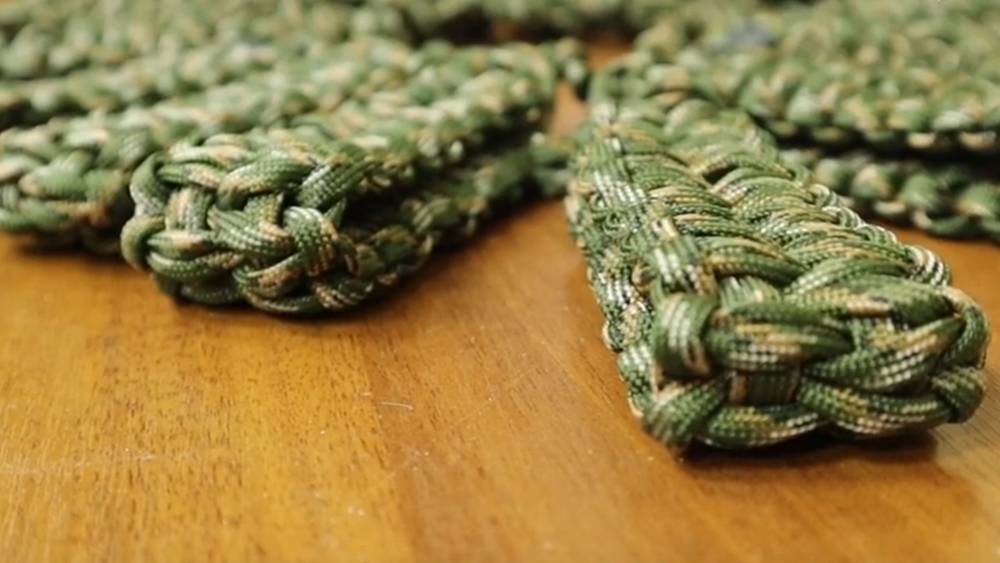 В Брянске незрячая девушка занялась плетением тактических браслетов для военных