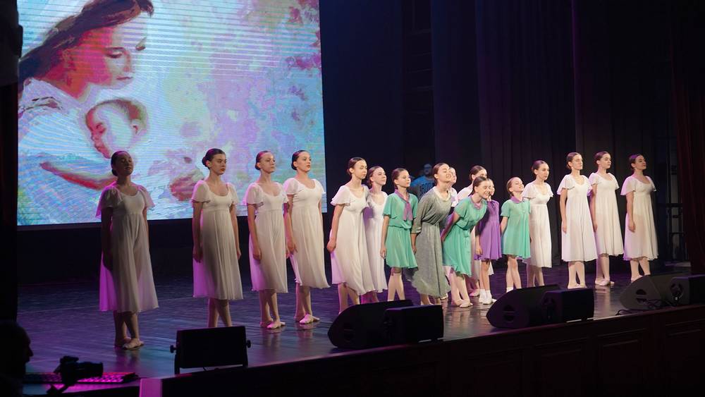 В Брянске женщинам подарили концерт «Вам, любимые!»