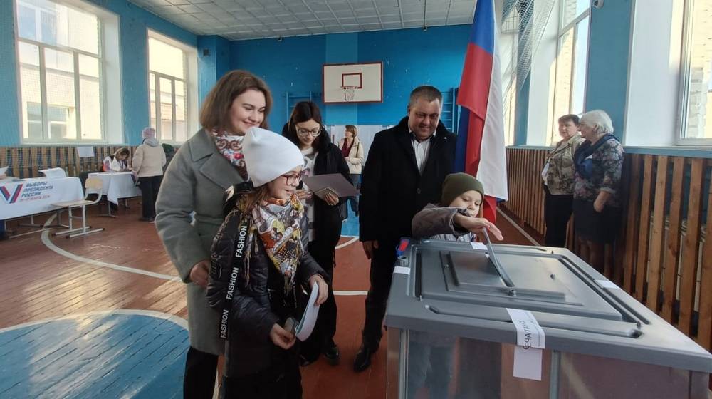 Секретари местных отделений партии активно голосуют по выборам Президента России