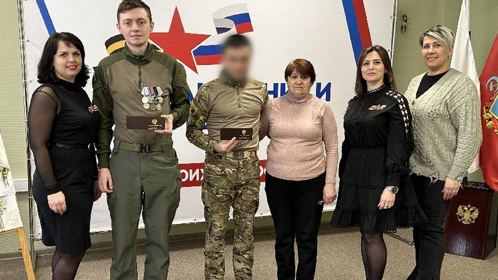 Троим брянским бойцам ЧВК «Вагнер» вручили удостоверения ветерана боевых действий