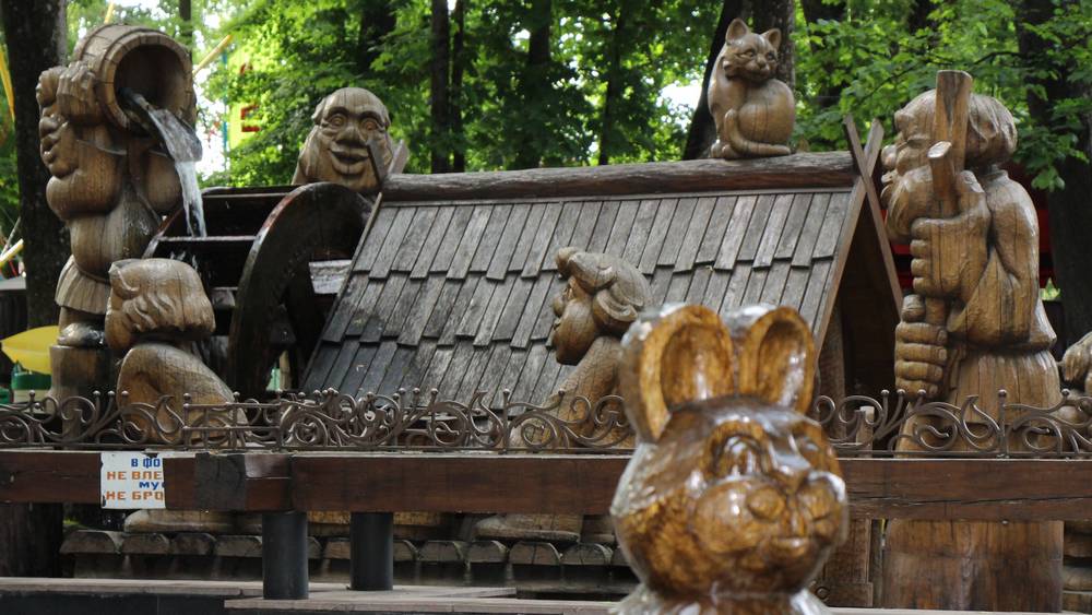 В брянском парке Толстого живые деревянные скульптуры превратили в пластиковых идолов