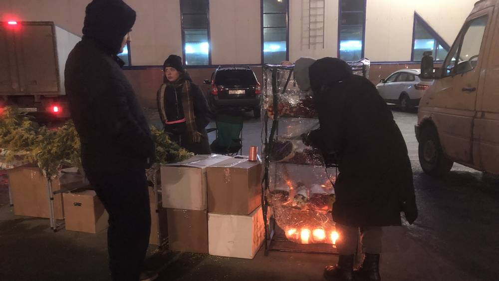 В Брянске провели ночь необычной торговли цветами при свечах