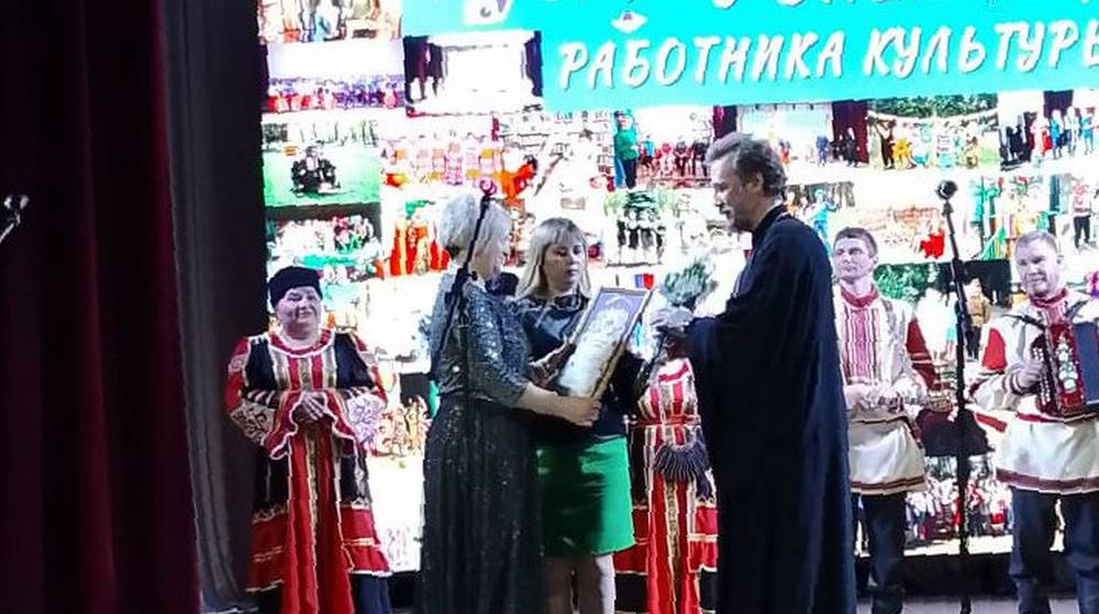 Благочинный Брасовского церковного округа поздравил работников культуры с профессиональным праздником