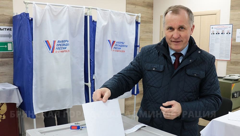 Глава администрации Брянска Александр Макаров проголосовал на выборах президента
