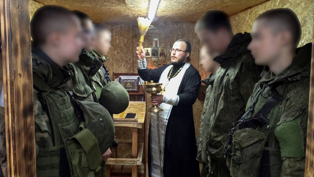 Священнослужитель посетил воинов на границе Брянской области