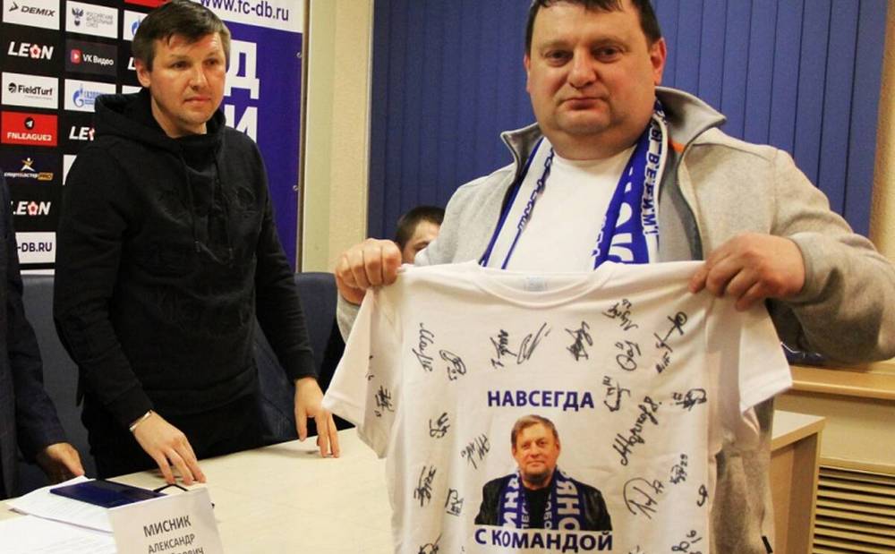 Брянские динамовцы подарили Артёму Камышеву футболку с автографами
