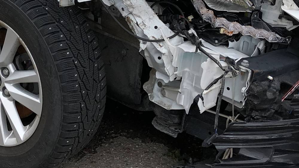 В Брянске в ДТП на Литейной дама 39 лет «поцеловалась» с ровесником