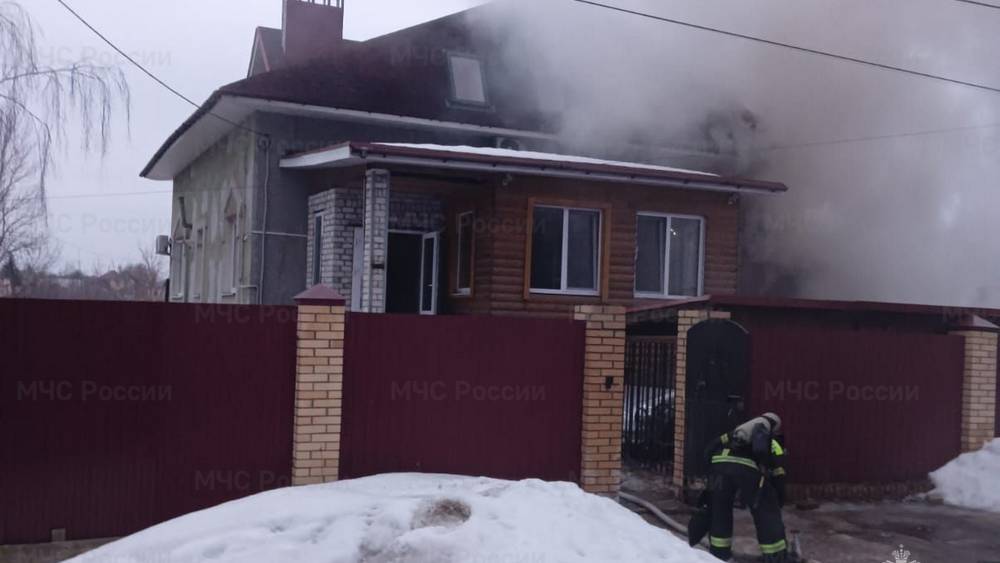 В Брянске из-за пожара в гараже едва не сгорел целый особняк