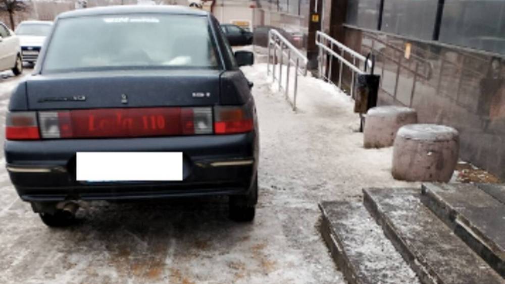 В Брянске водителя наказали за стоянку на тротуаре − газоны защищать некому