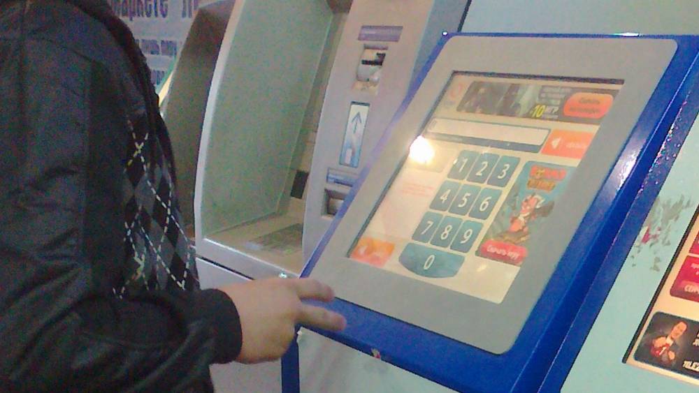 В Брянске мужчина украл чужие деньги из банкомата