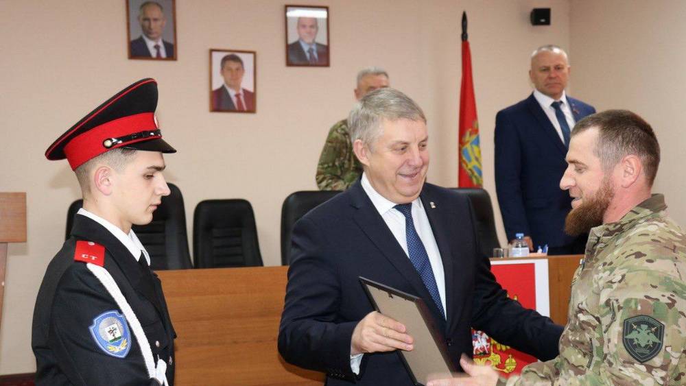 Брянский губернатор Богомаз вручил награды бойцам полка «Ахмат-Россия»