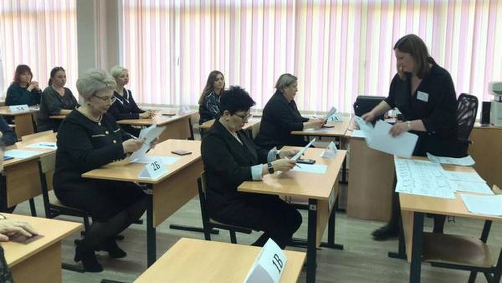 В Брянске родители сели за парты для сдачи ЕГЭ по истории