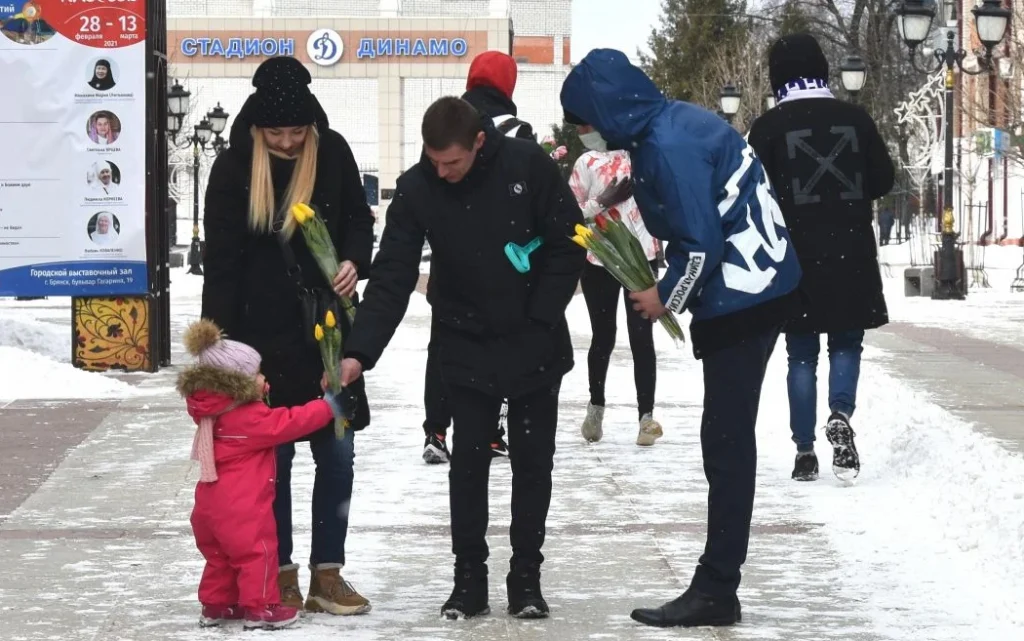 поздравит девушку с 8 марта