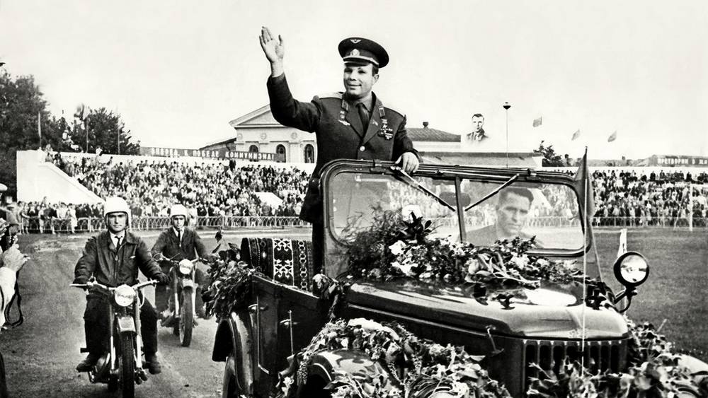 Брянцам показали архивное фото Юрия Гагарина на стадионе «Динамо» в 1966 году